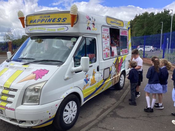 Yr 4JM enjoyed the Ice Cream Van coming to the Finale of our Yr 4 Sports Day. 